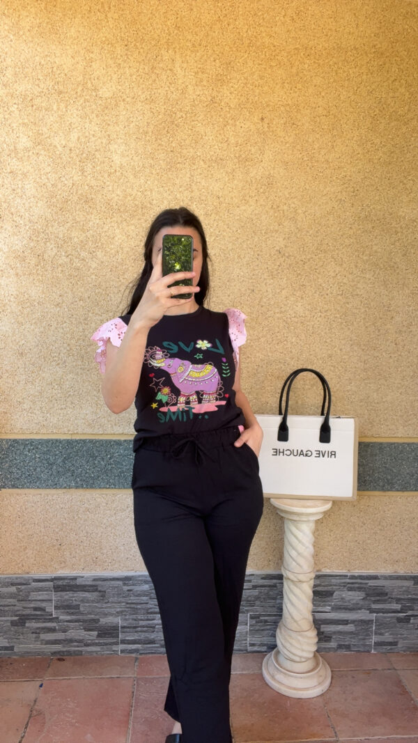 T-shirt volant rose/noir Amaya – Image 2