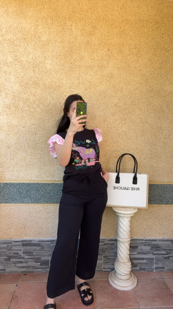 T-shirt volant rose/noir Amaya – Image 3